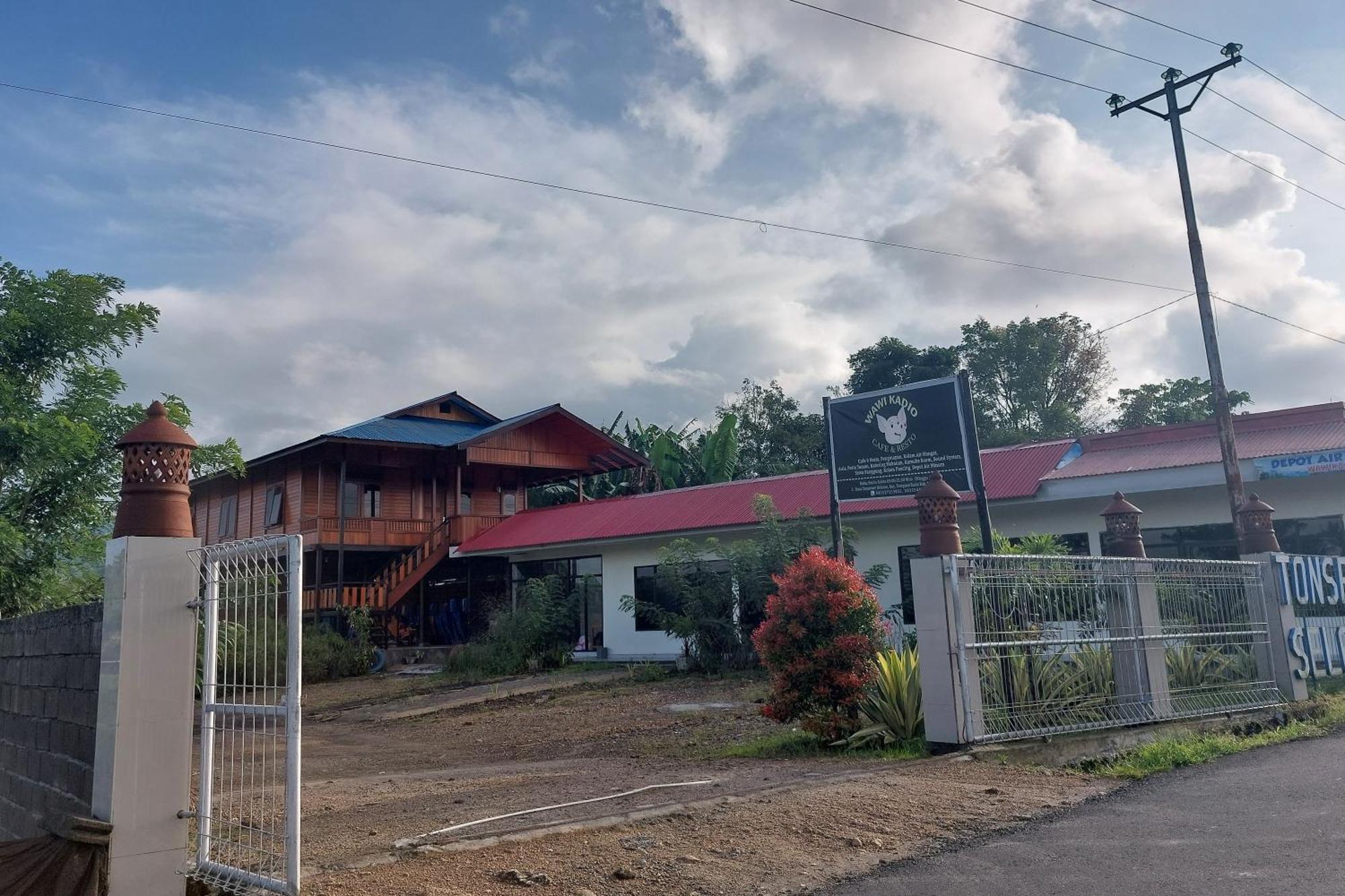 Oyo 92545 Wawi Kadio Homestay Manado Exterior photo